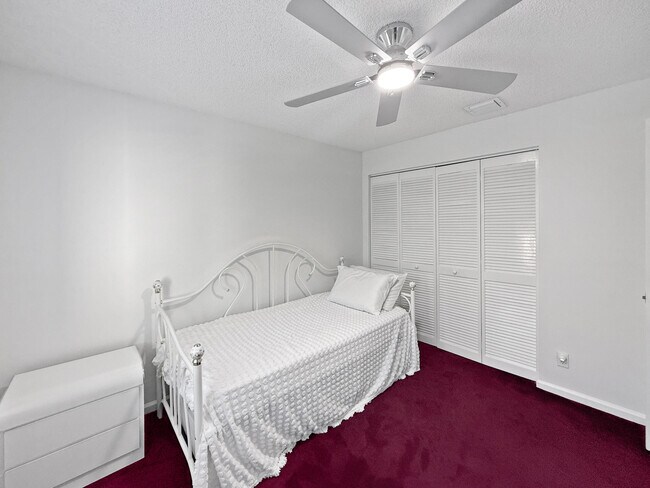 Building Photo - 4866 SW 32nd Terrace