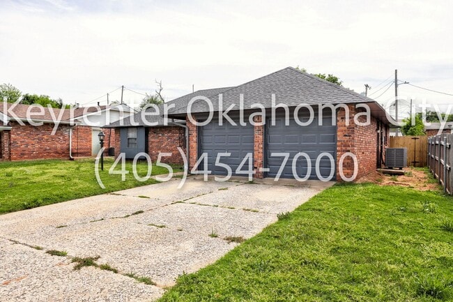 Building Photo - Massive 3BD/2BTH Home Minutes from the Highway.