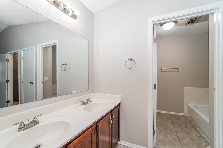 Building Photo - 593 Bridgewater Ct