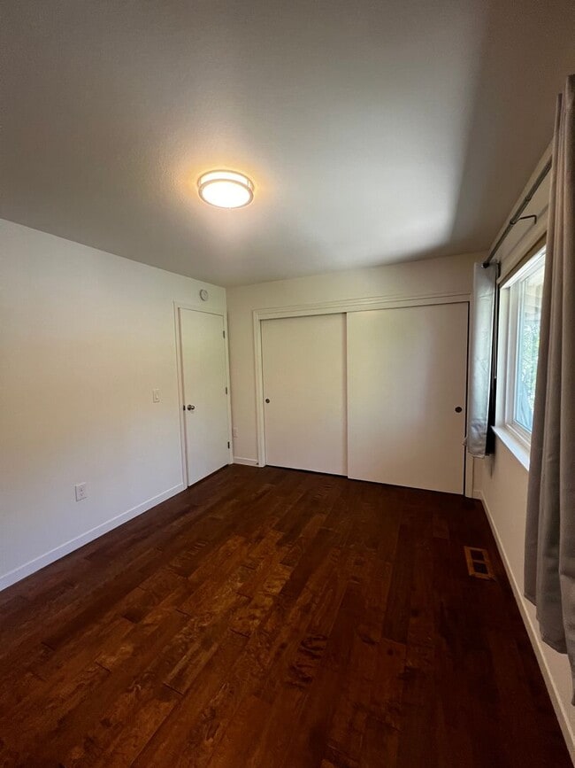 Building Photo - Updated 3 bedroom 2 bathroom Single Family...