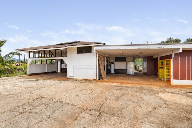 Primary Photo - 3 Bed / 1.5 Bath house with carport Parking.