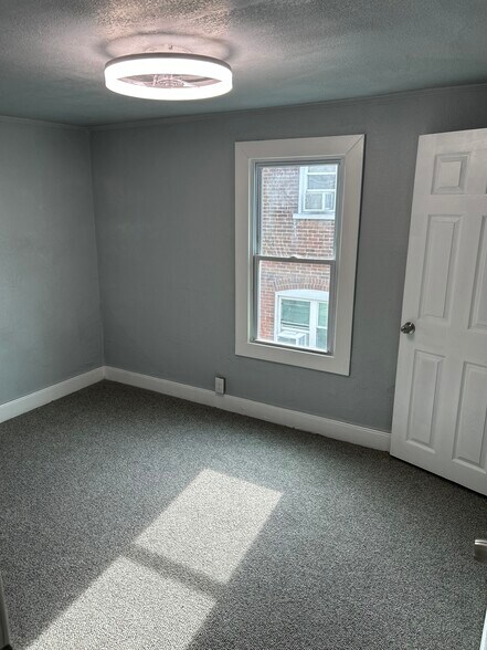 Building Photo - 1312 E 13th St