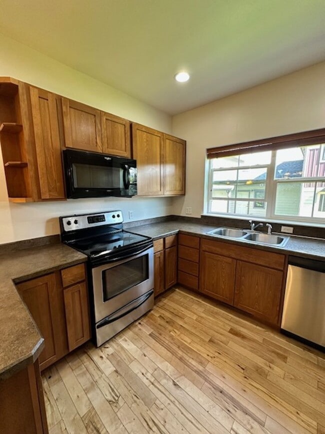 Building Photo - Beautiful 4 bedroom townhome