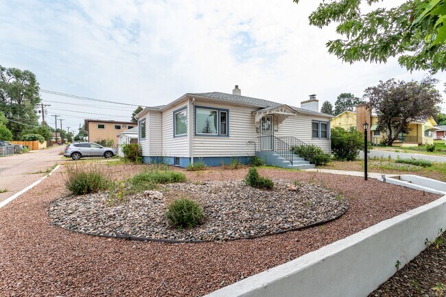 Building Photo - Lovely Downtown Property!
