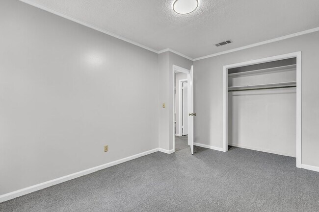 Building Photo - 417 E Jordan Ave