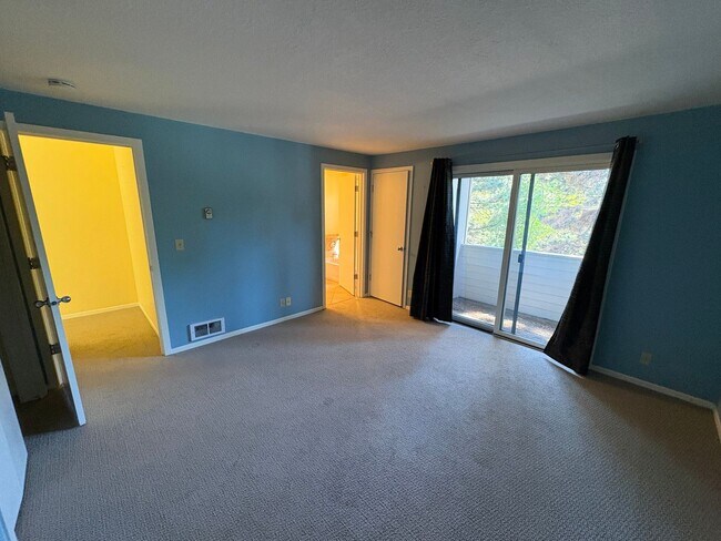 Building Photo - 2 Bed/2.5 Bath Townhome with Garage, Pool and Tennis Court