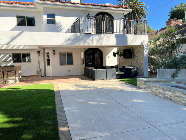 Balcony off of primary bedroom & view of yard - 4513 Tyrone Ave