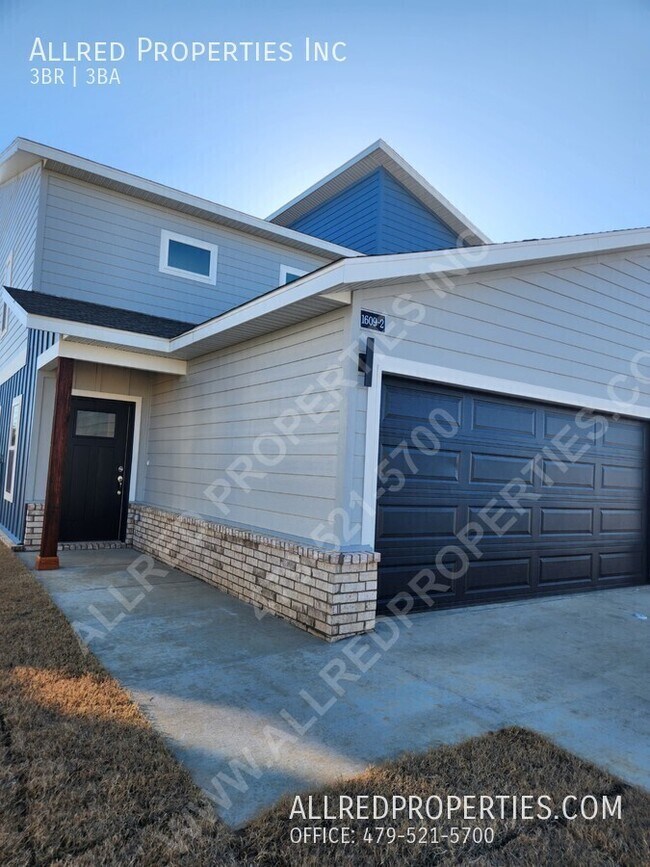Building Photo - 1609 SW Casuarina Dr