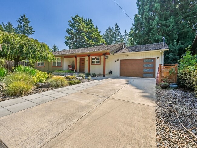 Building Photo - 5530 SW Logan Ct