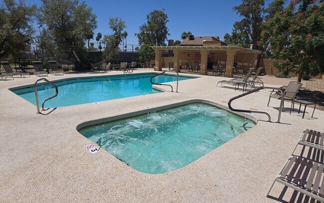 Building Photo - Beautiful two story, 3 bed, 1 full bath, 2...