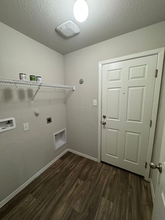 Building Photo - CUTE ONE STORY HOME FEATURING 3 BEDROOMS /...