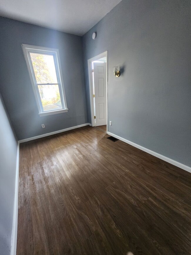 Building Photo - 3 bedroom single family home