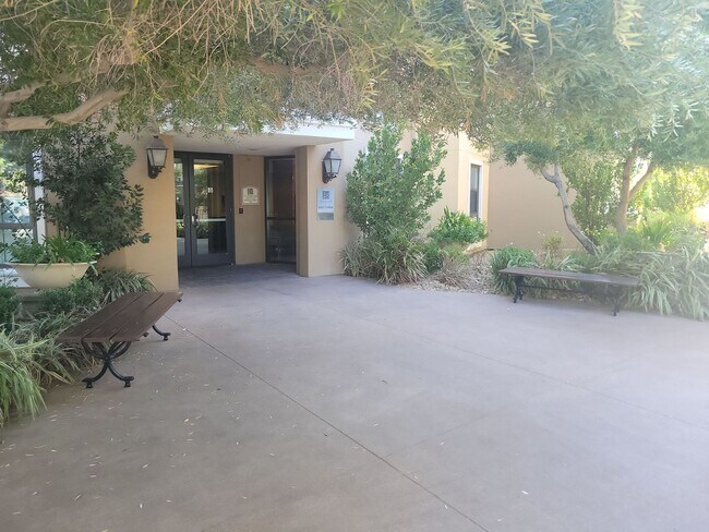 Building Photo - Stunning studio in Lake Las Vegas