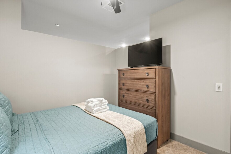 Building Photo - 2026 Clifton Ave