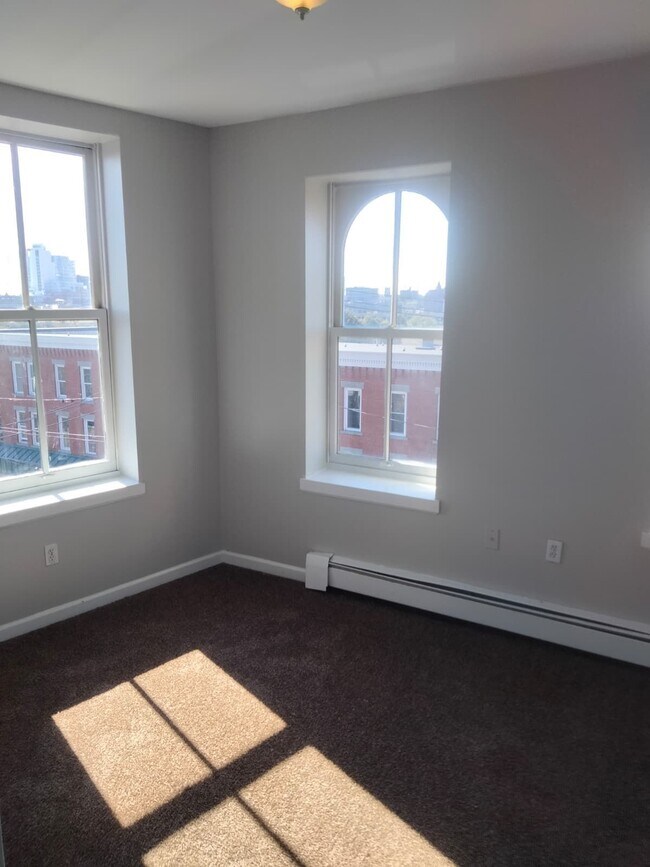 Building Photo - 588-612 E Main St