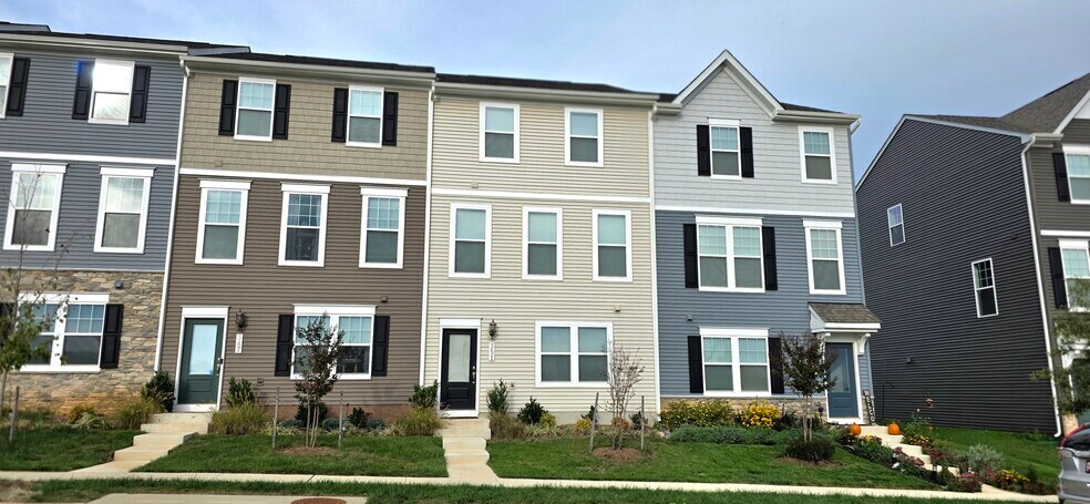 Townhome - Front View - 351 Presidents Pointe Ave