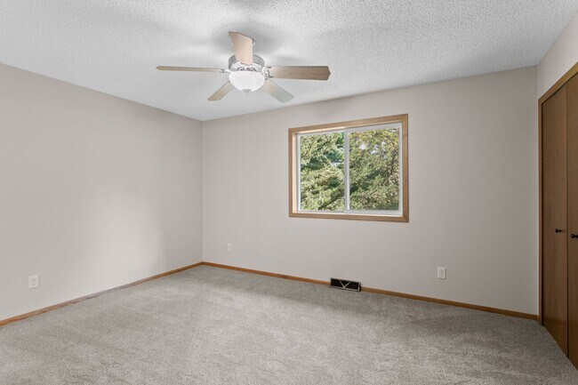 Building Photo - Rent in Andover 4 bd 3 ba 5 garage stalls, 1 AC avail NOW: $2,895/mo plus utilities.