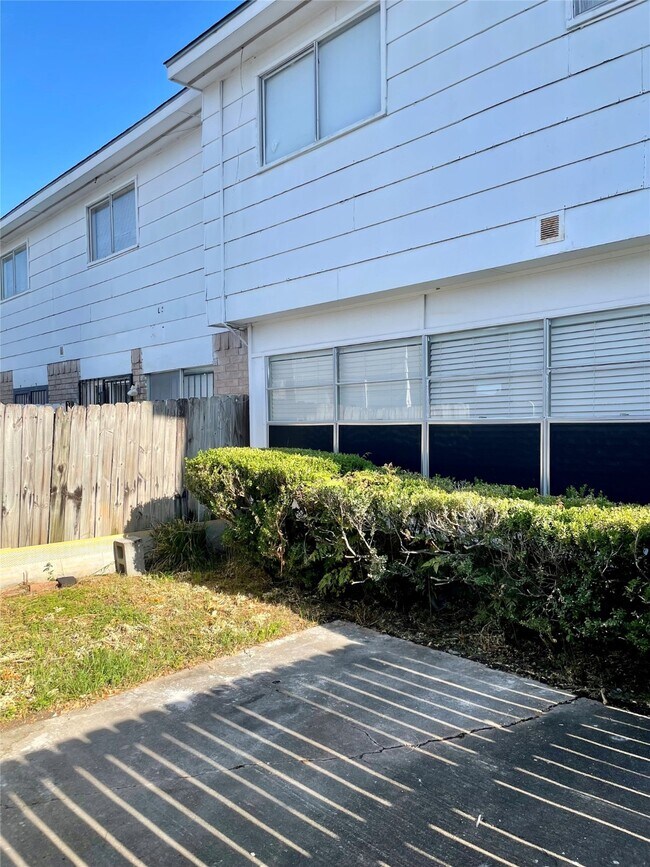 Building Photo - 7051 Chasewood Dr
