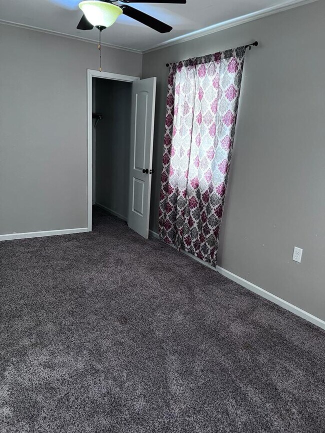 Building Photo - 205 Clover Ln