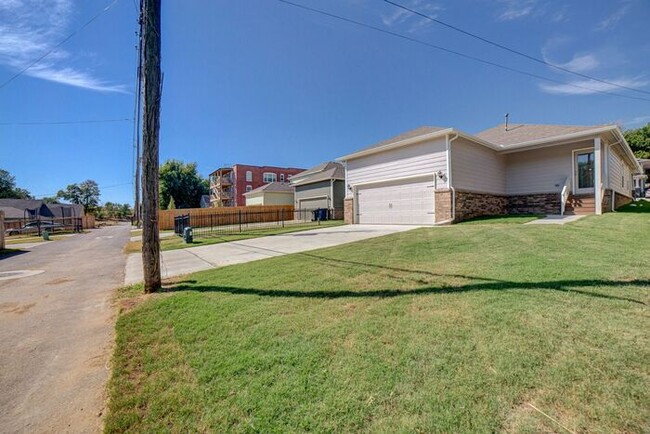 Building Photo - 3/2/2 Craftsman Style Home