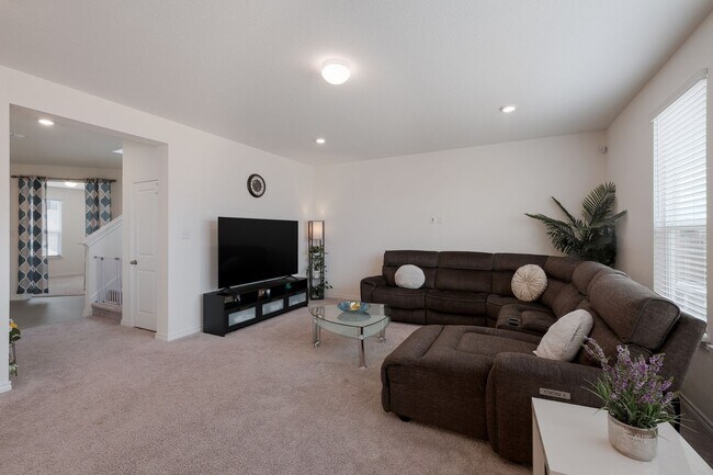 Building Photo - Comfort Meets Convenience in a Well-Located Home