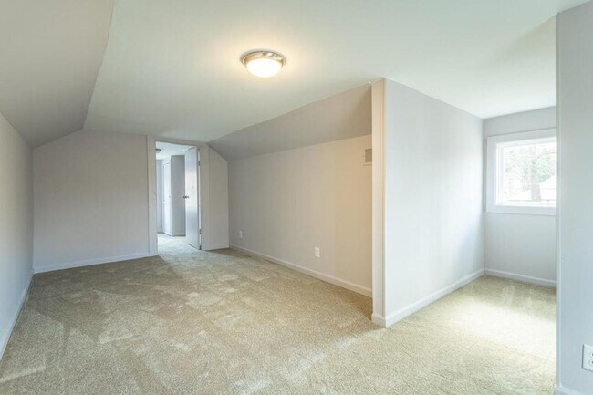 Building Photo - Three Bedroom One Bathroom House For Rent