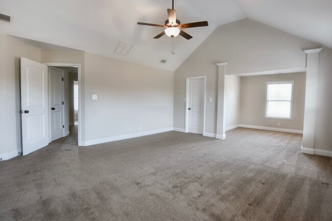 Building Photo - Pet Friendly Five Bedroom!