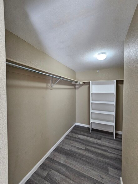 Building Photo - 2428 W 82nd Pl