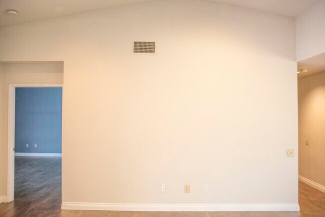 Building Photo - 40588 Clover Ln