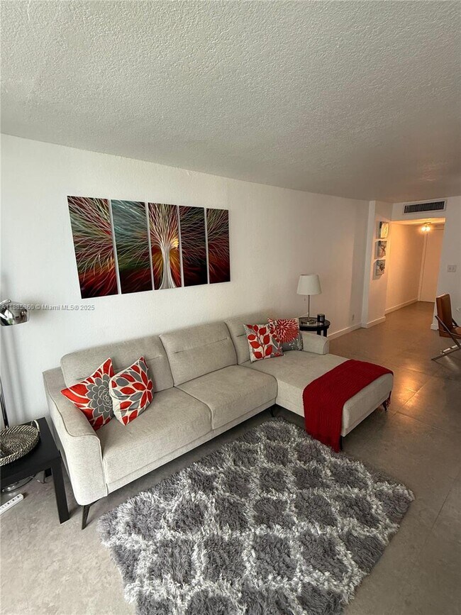 Building Photo - 3140 S Ocean Dr