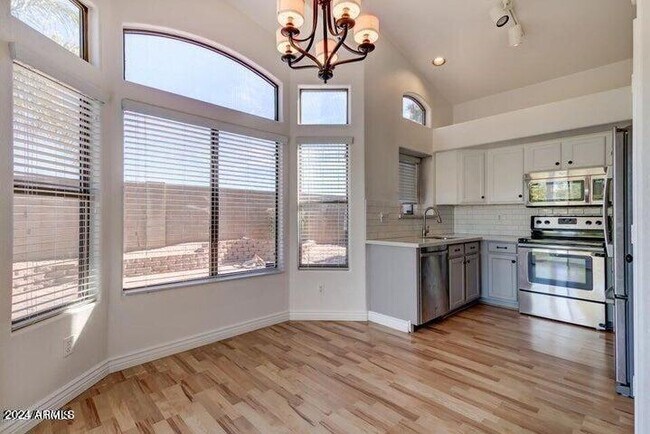 Building Photo - 2131 S Peppertree Dr