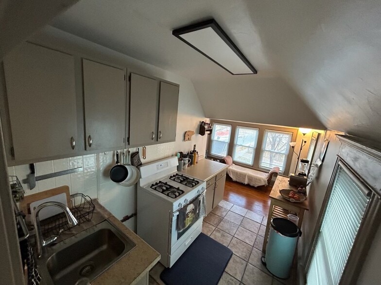 Kitchen - 2226 N Dupont Ave N