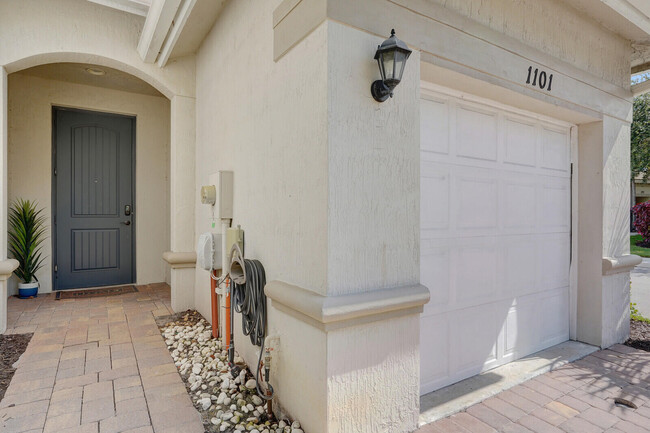 Building Photo - 1101 Vermilion Dr