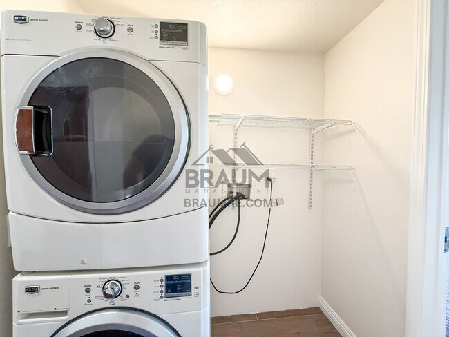 Building Photo - 332 S Virgil Ave