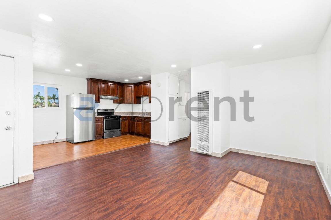 Building Photo - Unit 4