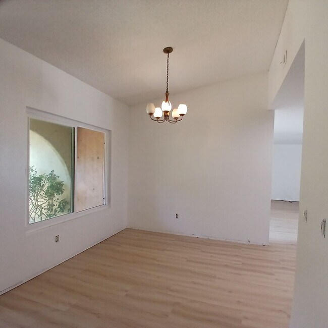 Building Photo - Spring Valley View Home