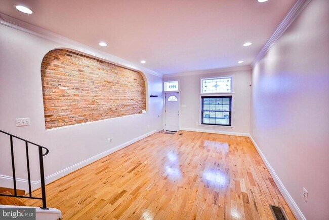 Building Photo - 263 S Ellwood Ave