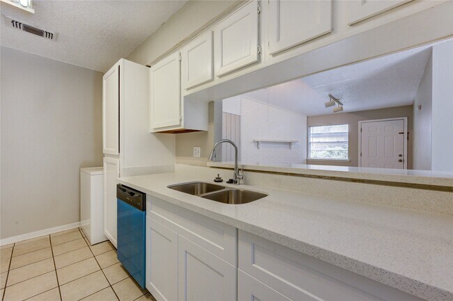 Building Photo - 212 Quaker Dr