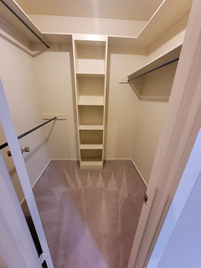 Building Photo - 2 bed 2 bath townhome with 1 car garage