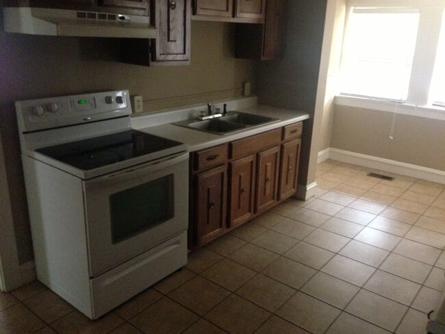 Building Photo - 818 E 9th St