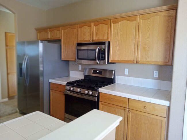 Building Photo - Double diamond home available for late May...