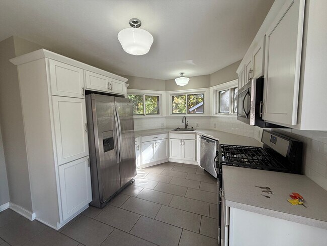 Primary Photo - 3 bed 1 bath Brick Bungalow in Forest Hills