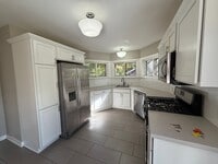 Building Photo - 3 bed 1 bath Brick Bungalow in Forest Hills