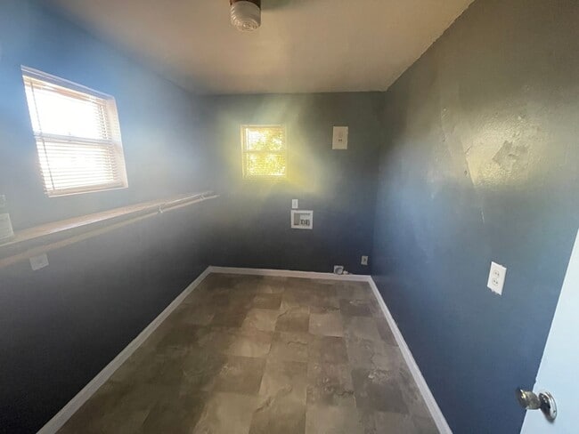 Building Photo - 3 bedroom, 1 bath