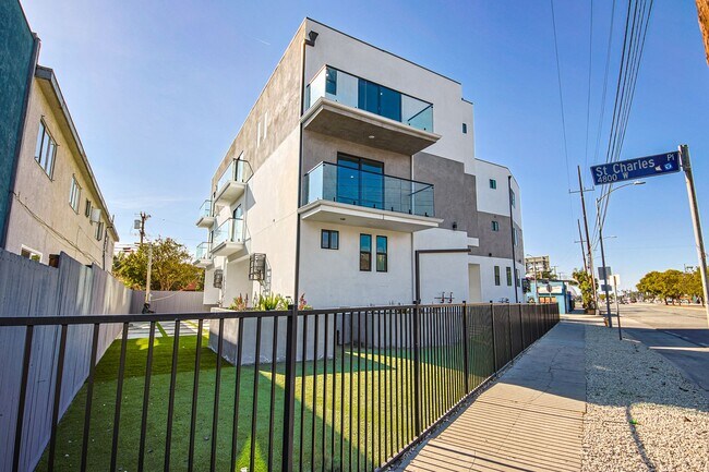 Building Photo - 1638 S Longwood Ave
