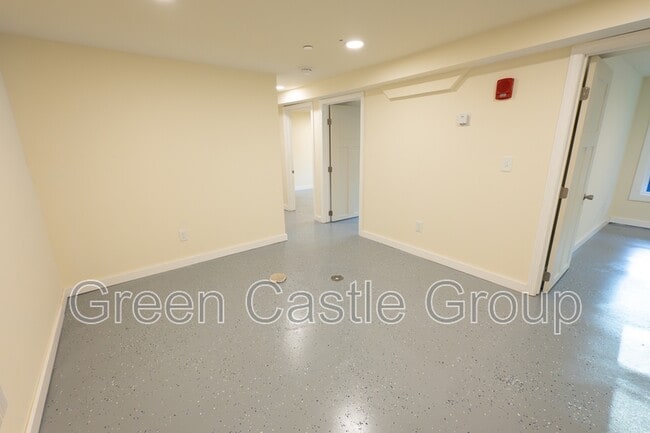 Building Photo - 146 East Ave