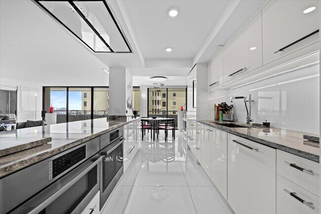 Building Photo - 5280 N Ocean Dr