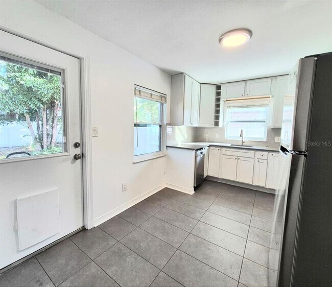 Building Photo - 2617 W Watrous Ave