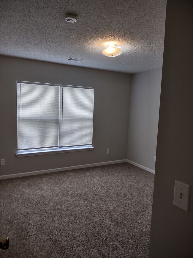 Building Photo - GREAT Four Bedroom Home Located in the Sum...