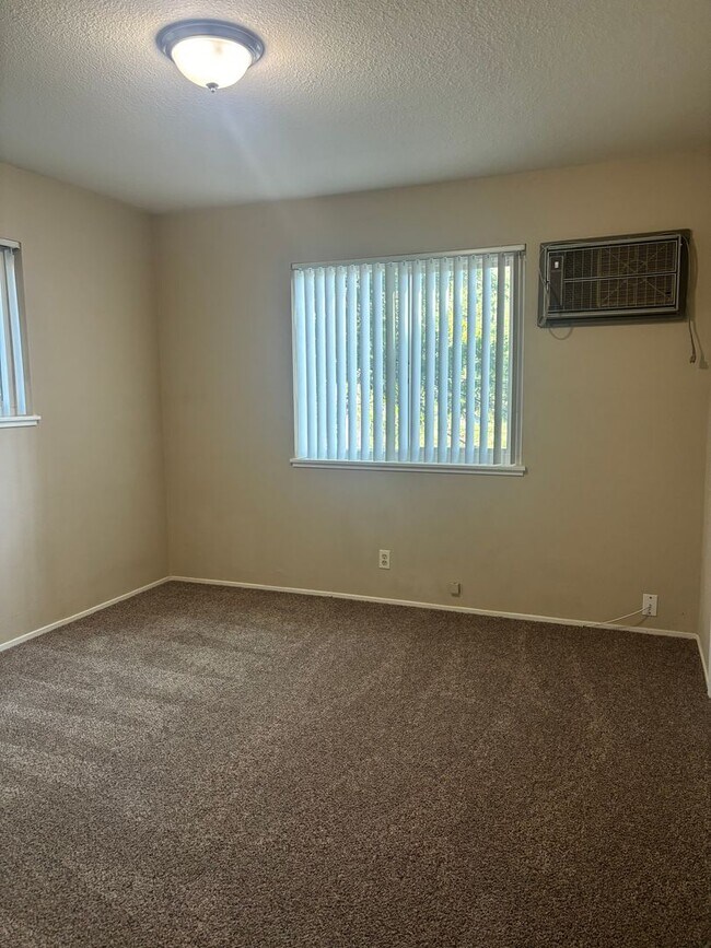 Building Photo - NICE QUAINT APARTMENT IN COLFAX!!